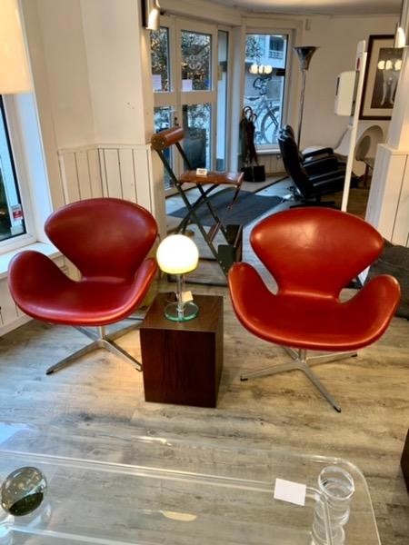 Pair of Arne Jacobsen swan Chairs in indian red aniline leather in mint condition 
