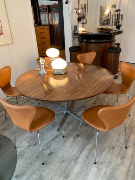 Dining table Arne Jacobsen from the 70s diam 1,45m And six Chairs from Arne Jacobsen for fritz Hansen in aniline leather cognac both I. Great shape 
