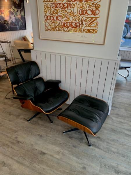 Early edition Eames + ottoman 670+671 from 1963- 1965 black label Contura for Herman Miller in black leather and Rio Pallisander ! In great shape leather en wood ! 