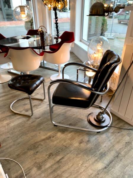 Loft lounge chair from Gispen in black leather and chrome from the 80s with industrial Jieldé floor lamp 